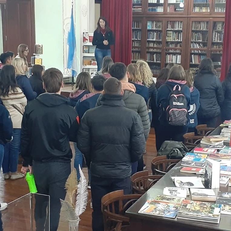 ¡ESTUDIANTES EN NUESTRA BIBLIOTECA!