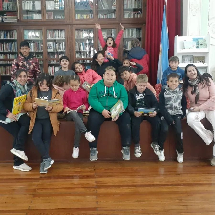 ¡VISITA ESPECIAL en nuestra biblioteca!